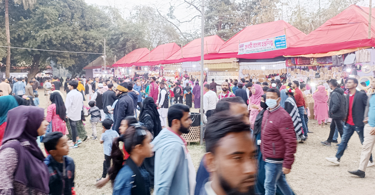 শীত উপেক্ষা করে কারুশিল্প মেলায় দর্শনার্থীদের উপচেপড়া ভিড়