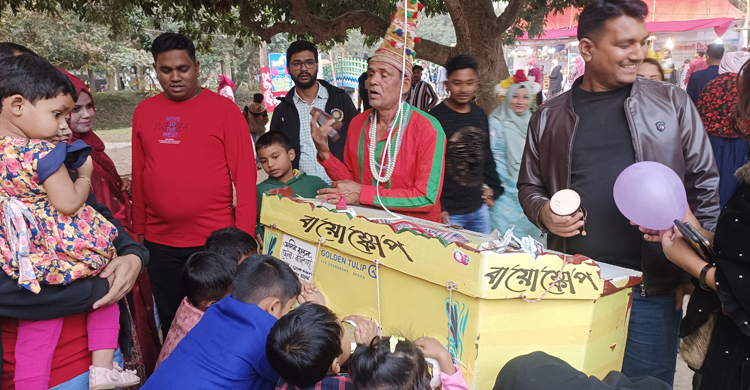 বায়োস্কোপে মেতেছেন কারুশিল্প মেলার দর্শনার্থীরা