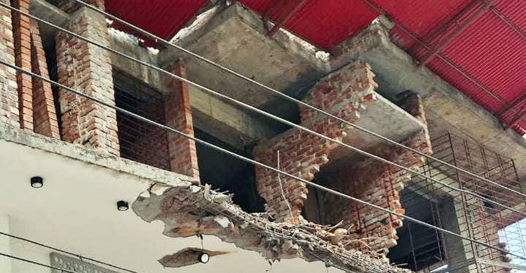 সিদ্ধিরগঞ্জে নকশা বহির্ভূত দুই ভবন ভাঙলো রাজউক