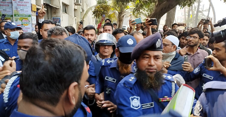 আদালতে আনিসুল হককে দেখে ‘চোর চোর’ বলে কটাক্ষ