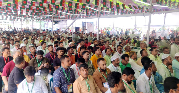 সম্মেলনস্থলে নেতাকর্মীদের ঢল, কঠোর নিরাপত্তায় আইনশৃঙ্খলা বাহিনী