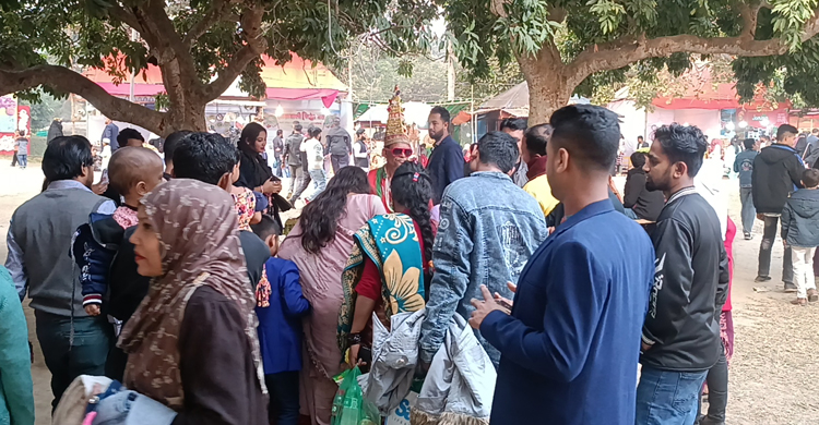 বায়োস্কোপে মেতেছেন কারুশিল্প মেলার দর্শনার্থীরা