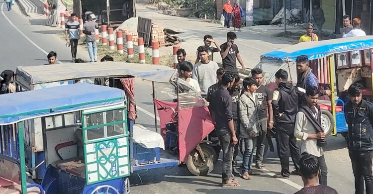 ট্রাকচাপায় অটোরিকশার চালক নিহত, ক্ষোভে সড়ক অবরোধ
