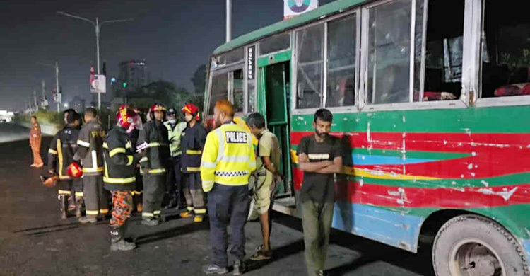 বাসের ভেতর ঘুমাচ্ছিলেন চালক-হেলপার, আগুন দিলো দুর্বৃত্তরা