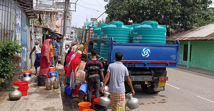 খাওয়ার পানিও জোটে না বন্দরের বাসিন্দাদের