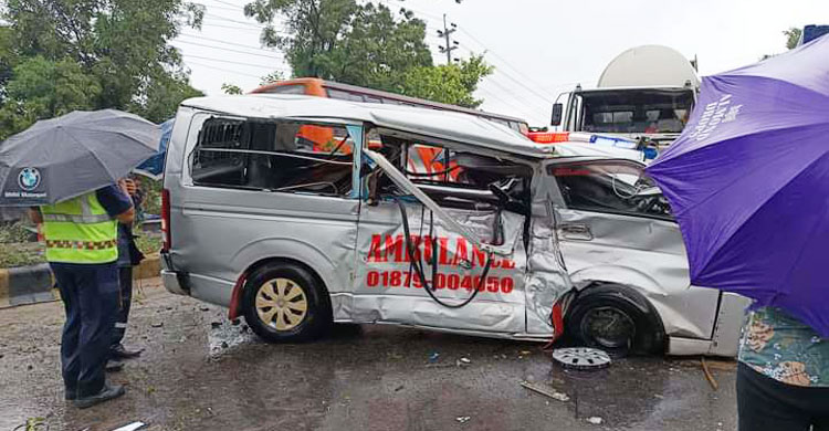 সড়ক দুর্ঘটনায় আহত, অ্যাম্বুলেন্সে ঢাকায় আসার পথে নিহত