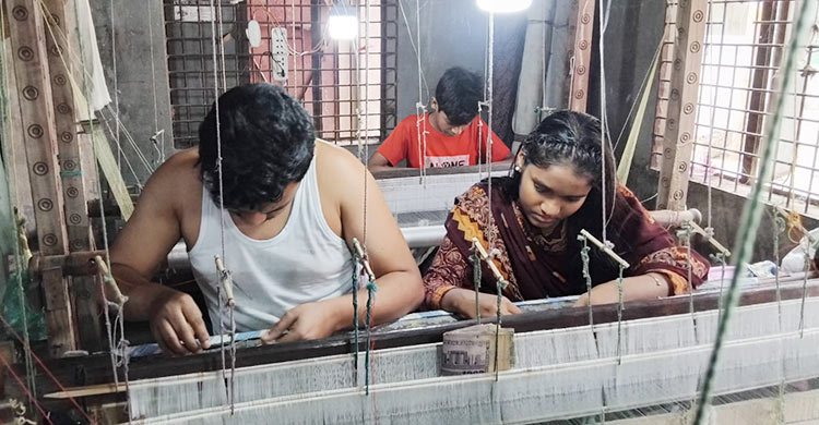 বিশ্ব ঐতিহ্যের জামদানি বুনেও কষ্টে তাঁতির জীবন