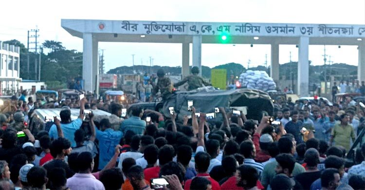 লুট করে পালানোর সময় ৭ জনকে ধরলো জনতা