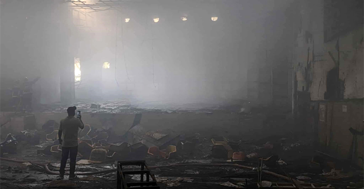 নারায়ণগঞ্জে শহীদ জিয়া হলে আগুন