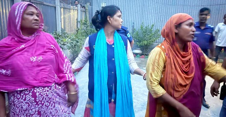 নারায়ণগঞ্জে পুলিশের ওয়াকিটকি-ফোন ছিনতাই, আটক ২