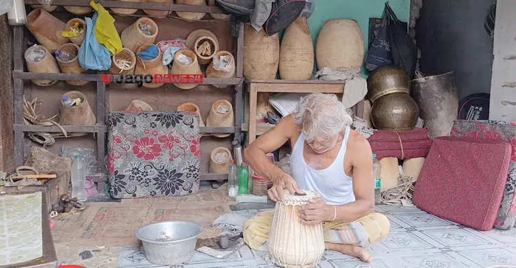 সন্তানদের নিজ পেশায় আনতে চান না ঢোল-তবলা তৈরির কারিগররা