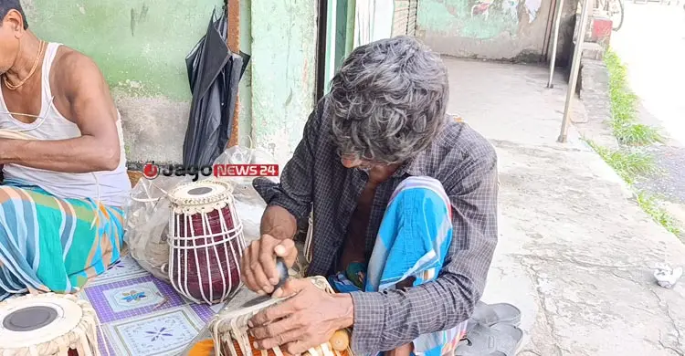 সন্তানদের নিজ পেশায় আনতে চান না ঢোল-তবলা তৈরির কারিগররা