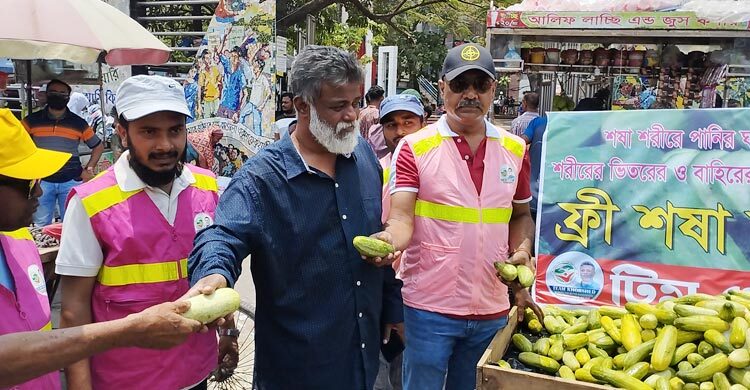 দাবদাহে স্বস্তি দিতে শসা-ক্যাপ বিতরণ