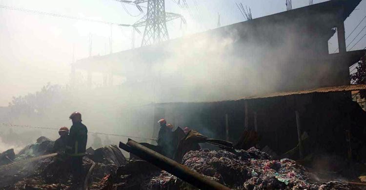 ওয়েল্ডিংয়ের সময়ে স্ফুলিঙ্গ থেকে আগুন লেগে কারখানা পুড়ে ছাই