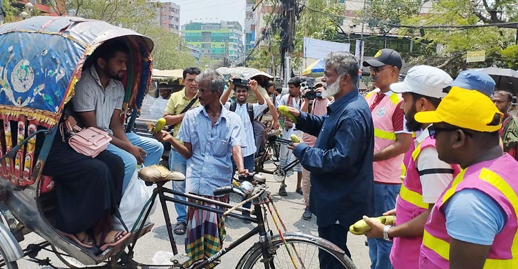 দাবদাহে স্বস্তি দিতে শসা-ক্যাপ বিতরণ