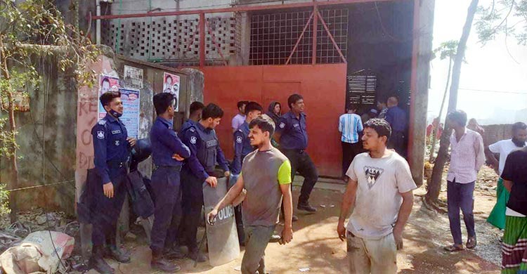 ওয়েল্ডিংয়ের সময়ে স্ফুলিঙ্গ থেকে আগুন লেগে কারখানা পুড়ে ছাই