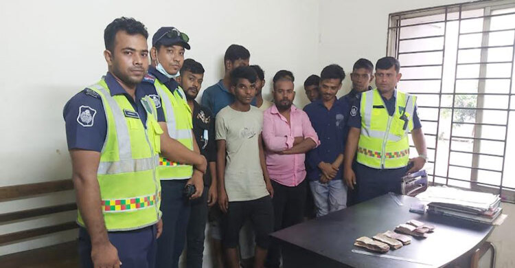 দিনদুপুরে পরিবহনে চাঁদাবাজি, হাতেনাতে আটক ৯