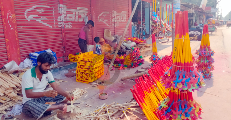 ঐতিহ্য হারাচ্ছে কাঠের খেলনা