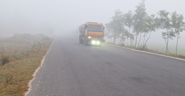 নীলফামারীতে ঘন কুয়াশায় যান চলাচল ব্যাহত