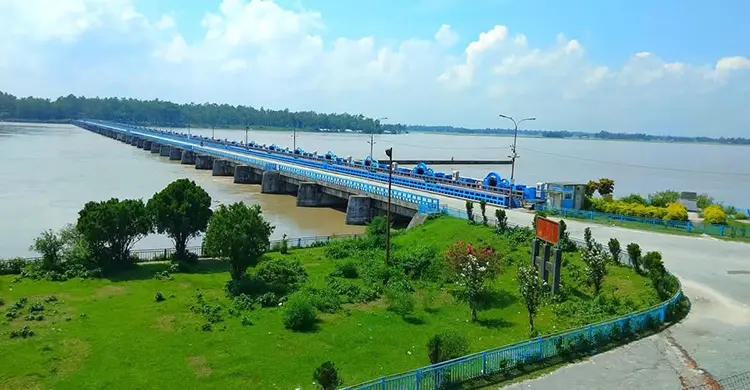 সকালে বাড়লেও বিকেলে নামতে শুরু করেছে তিস্তার পানি