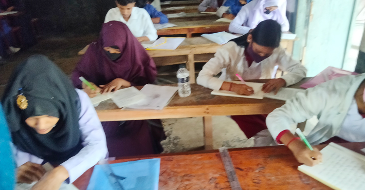 রাতে প্রবেশপত্র পৌঁছে দেন ইউএনও, পরীক্ষা দিচ্ছে সেই ১৫ শিক্ষার্থী