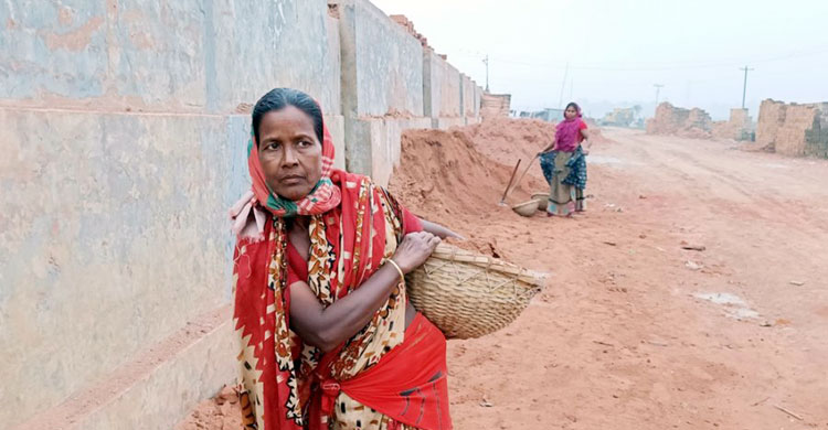 সমান শ্রম দিয়েও নারীর মজুরি পুরুষের অর্ধেক