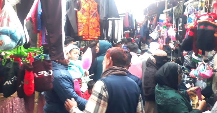 সৈয়দপুরে জমজমাট গরম কাপড়ের বেচাকেনা