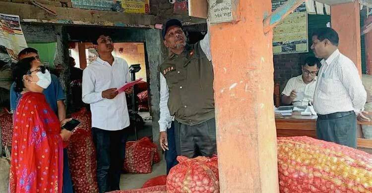 ডোমার পৌর কাঁচাবাজারে অভিযান ও জরিমানা