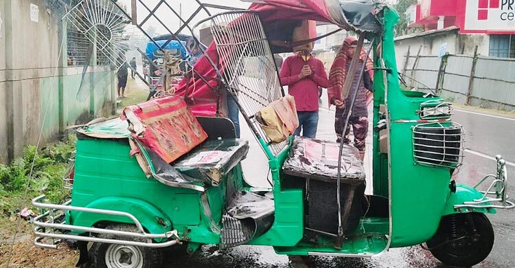 নীলফামারীতে ট্রাক্টর-অটোরিকশা মুখোমুখি সংঘর্ষে নিহত ২