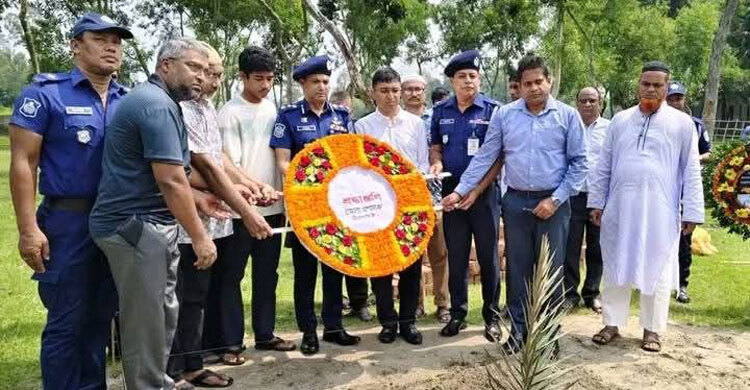 সেই শিক্ষক মাহেরীনের সমাধিতে জেলা প্রশাসনের শ্রদ্ধা