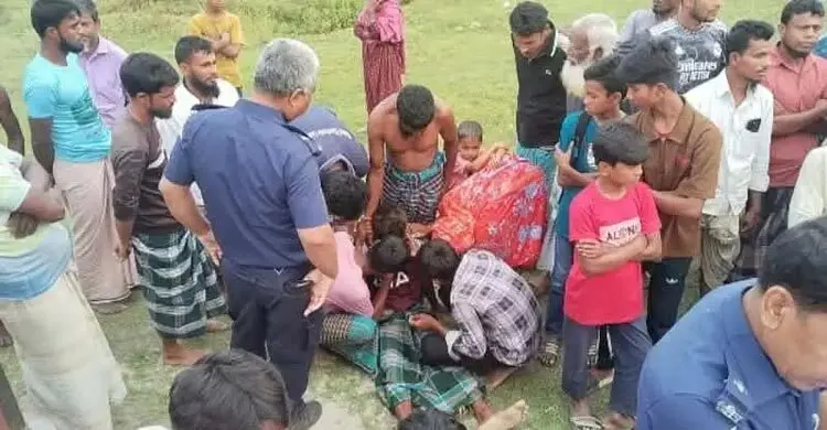 বালু উত্তোলনের সময় স্থানীয়দের দেখে জ্ঞান হারালেন অভিযুক্ত