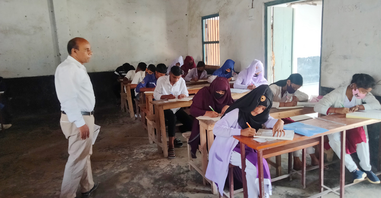 রাতে প্রবেশপত্র পৌঁছে দেন ইউএনও, পরীক্ষা দিচ্ছে সেই ১৫ শিক্ষার্থী