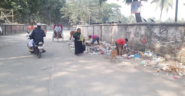 সড়কের পাশে আবর্জনার স্তূপ, নাক চেপেও চলা দায়
