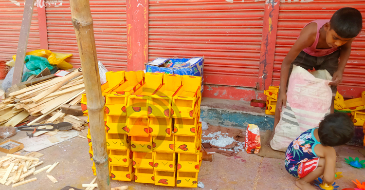 ঐতিহ্য হারাচ্ছে কাঠের খেলনা