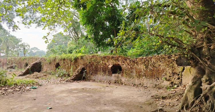 সংস্কারের অভাবে হারিয়ে যেতে বসেছে নীলকুঠি