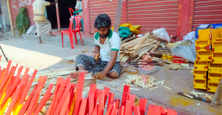 ঐতিহ্য হারাচ্ছে কাঠের খেলনা
