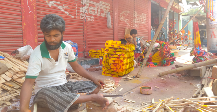 ঐতিহ্য হারাচ্ছে কাঠের খেলনা