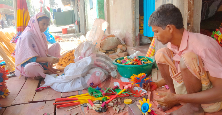 ঐতিহ্য হারাচ্ছে কাঠের খেলনা