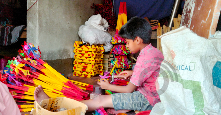 ঐতিহ্য হারাচ্ছে কাঠের খেলনা