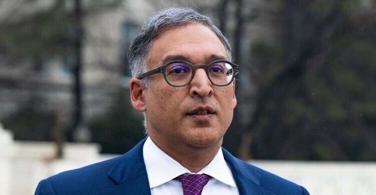 ট্রাম্পের শুল্কনীতি বাতিলের পেছনে কে এই ভারতীয় বংশোদ্ভূত?