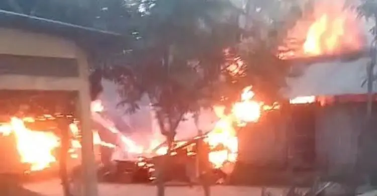 জমি লিখে না দেওয়ায় মায়ের ঘরে আগুন দিলো ছেলে