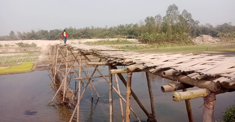 ৩০ হাজার মানুষের একমাত্র ভরসা বাঁশের সাঁকো