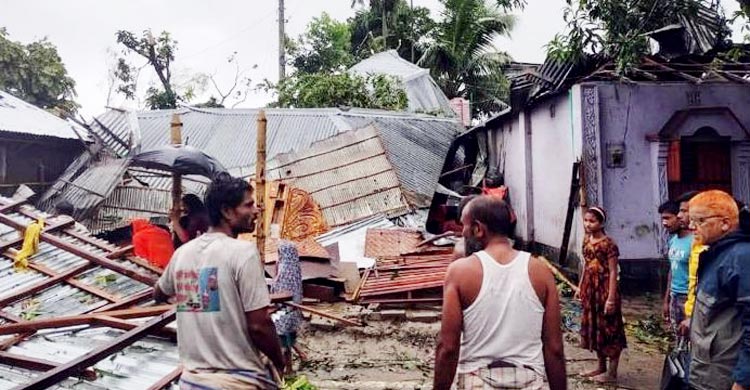 ঝড়ের ক্ষতিগ্রস্ত শতাধিক ঘরবাড়ি, খোলা আকাশের নিচে ৪০ পরিবার