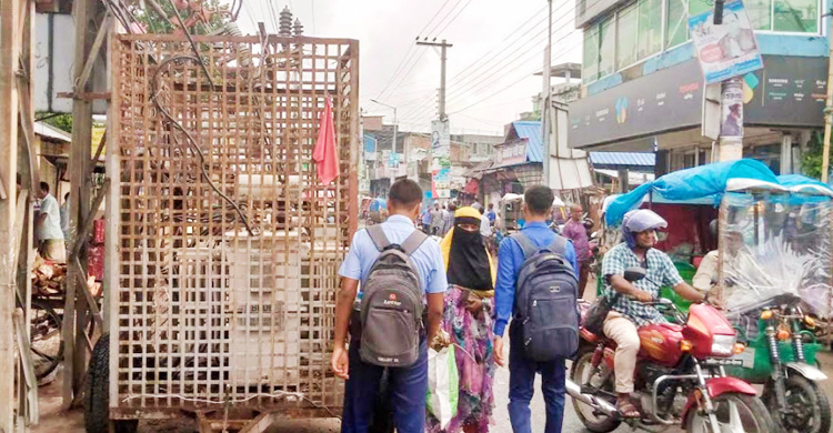 ব্যস্ত সড়কে ঝুঁকিপূর্ণ ট্রান্সফরমার, দুপাশে ঝুলছে লাল কাপড়