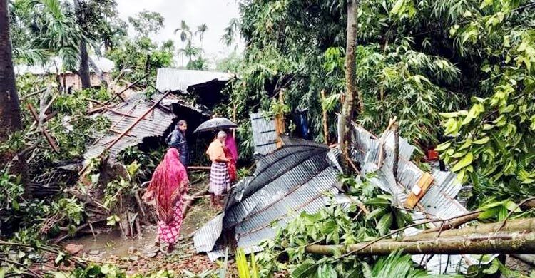 ঝড়ে ক্ষতিগ্রস্ত শতাধিক ঘরবাড়ি, খোলা আকাশের নিচে ৪০ পরিবার