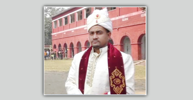 বিয়ের সাজে ভোটকেন্দ্রে বর