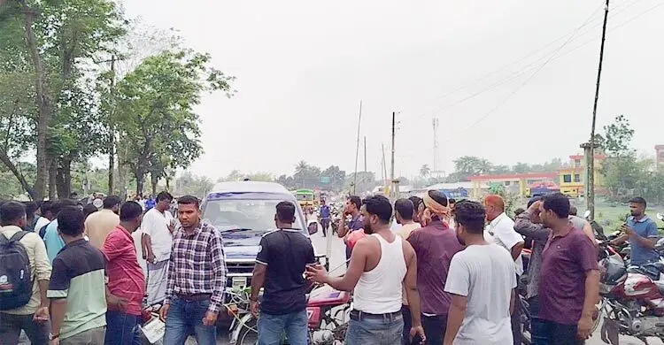 তেল না পেয়ে মোটরসাইকেল চালকদের সড়ক অবরোধ