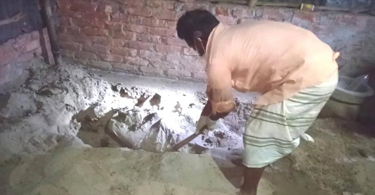 নিখোঁজের ২ দিন পর ঘরের মেঝে খুঁড়ে বৃদ্ধার মরদেহ উদ্ধার, ছেলে পলাতক