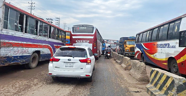 যানজট উপেক্ষা করে কর্মস্থলে ফিরছে মানুষ