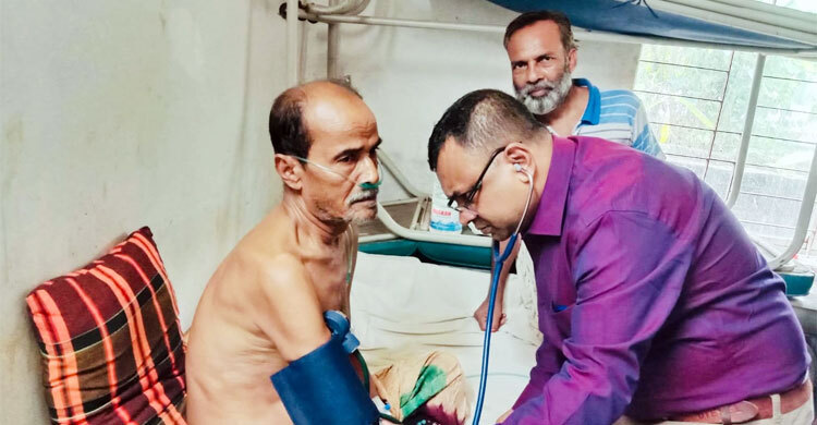 বিনা চিকিৎসায় হাসপাতাল কর্মীর মৃত্যুর অভিযোগ, চিকিৎসককে বদলি